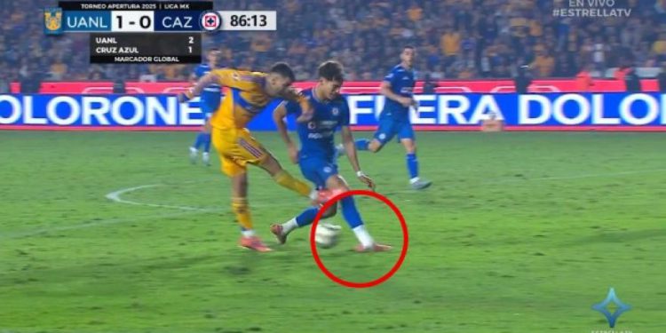 Correa puca, Orozco neprirodno savija gležanj