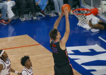 Crush bez skakanja! Najviši centar u Americi ima ovakve rezultate u NCAA