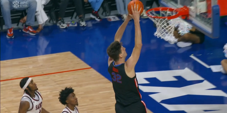 Crush bez skakanja! Najviši centar u Americi ima ovakve rezultate u NCAA