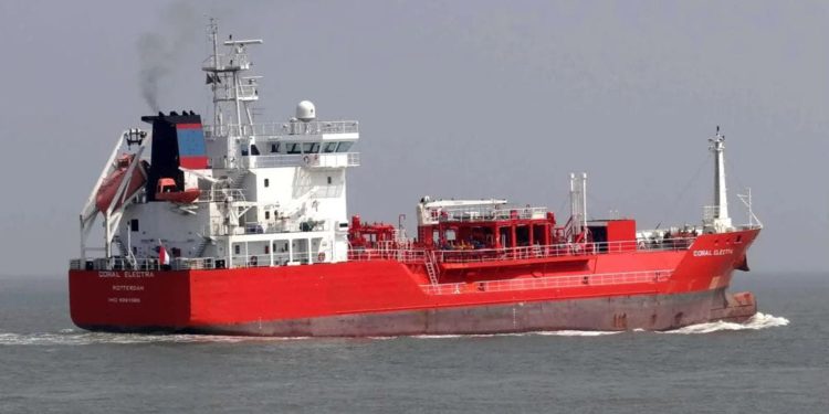 Devet pomoraca oteto s LPG tankera