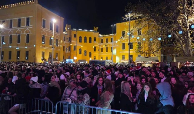 Doček Nove godine u Mostaru: Trash Band zagrijava publiku, čeka se Saša Matić