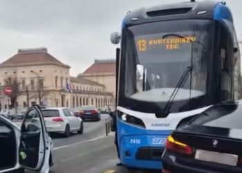 Drama u centru Zagreba: BMW udario tramvaj, vozač nije mogao izaći