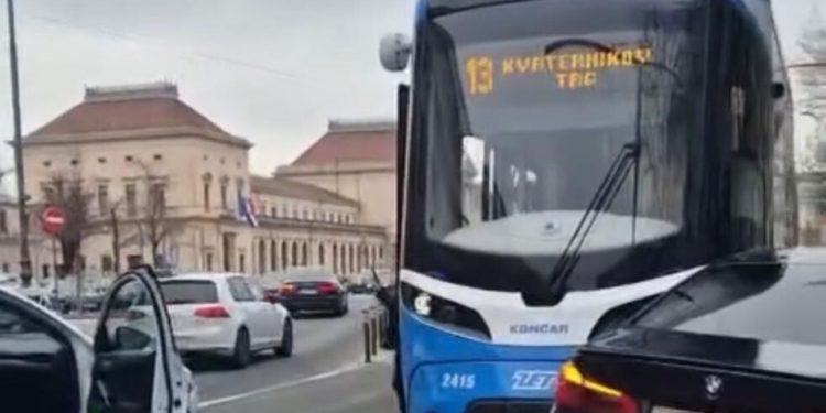 Drama u centru Zagreba: BMW udario tramvaj, vozač nije mogao izaći