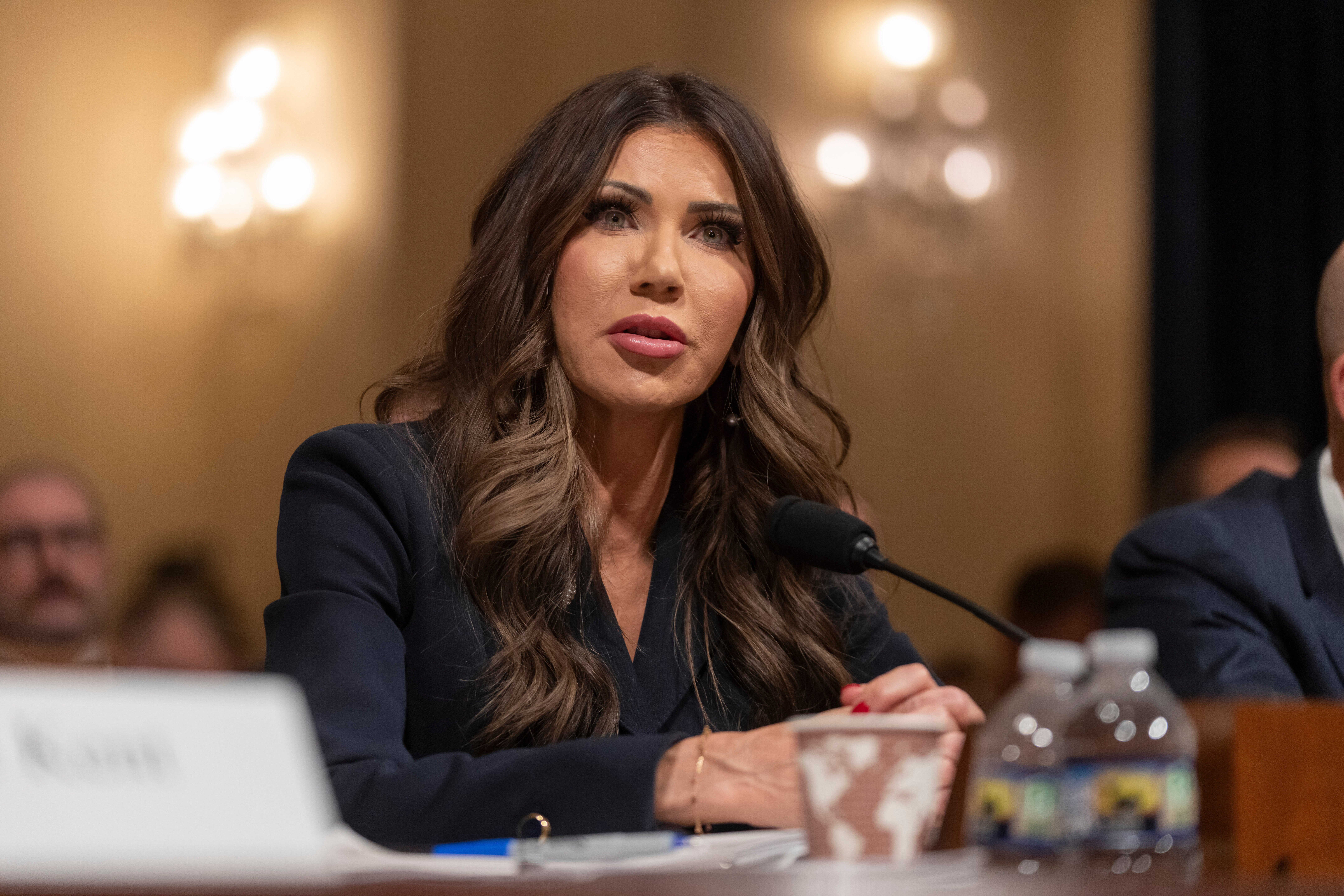 Tajnica Ministarstva domovinske sigurnosti Kristi Noem optužena je da je lagala kako bi se izvukla s napetog saslušanja Predstavničkog odbora za domovinsku sigurnost u četvrtak