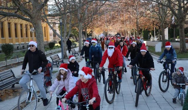 FOTO Djedovi božićnjaci i ove su godine razveselili mostarske mališane
