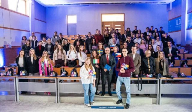 FOTO EU ambasadori i studenti u Mostaru raspravljali o klimatskim promjenama i ulozi mladih u održivoj tranziciji BiH