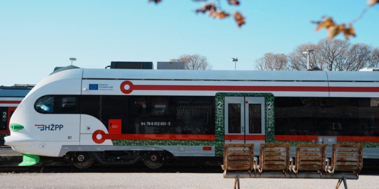 FOTOGALERIJA Baterijski vlak uveden u redovni promet na splitskom području