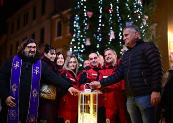 FOTOGALERIJA U Sinj uz blagoslov upaljena treća adventska svijeća
