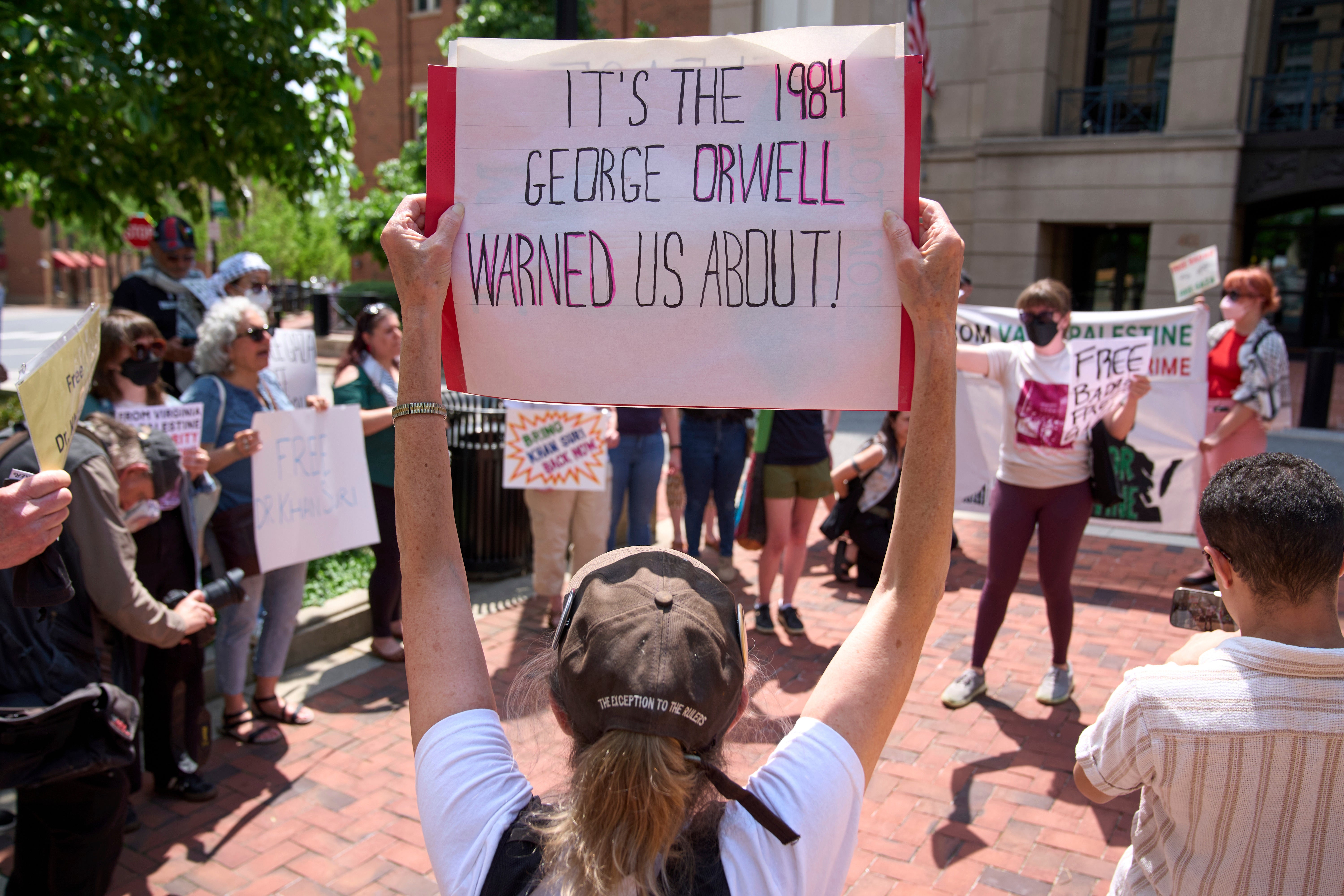 Leavitt je majstor umjetnosti političkog jezika i odvraća pozornost od administrativnih skandala