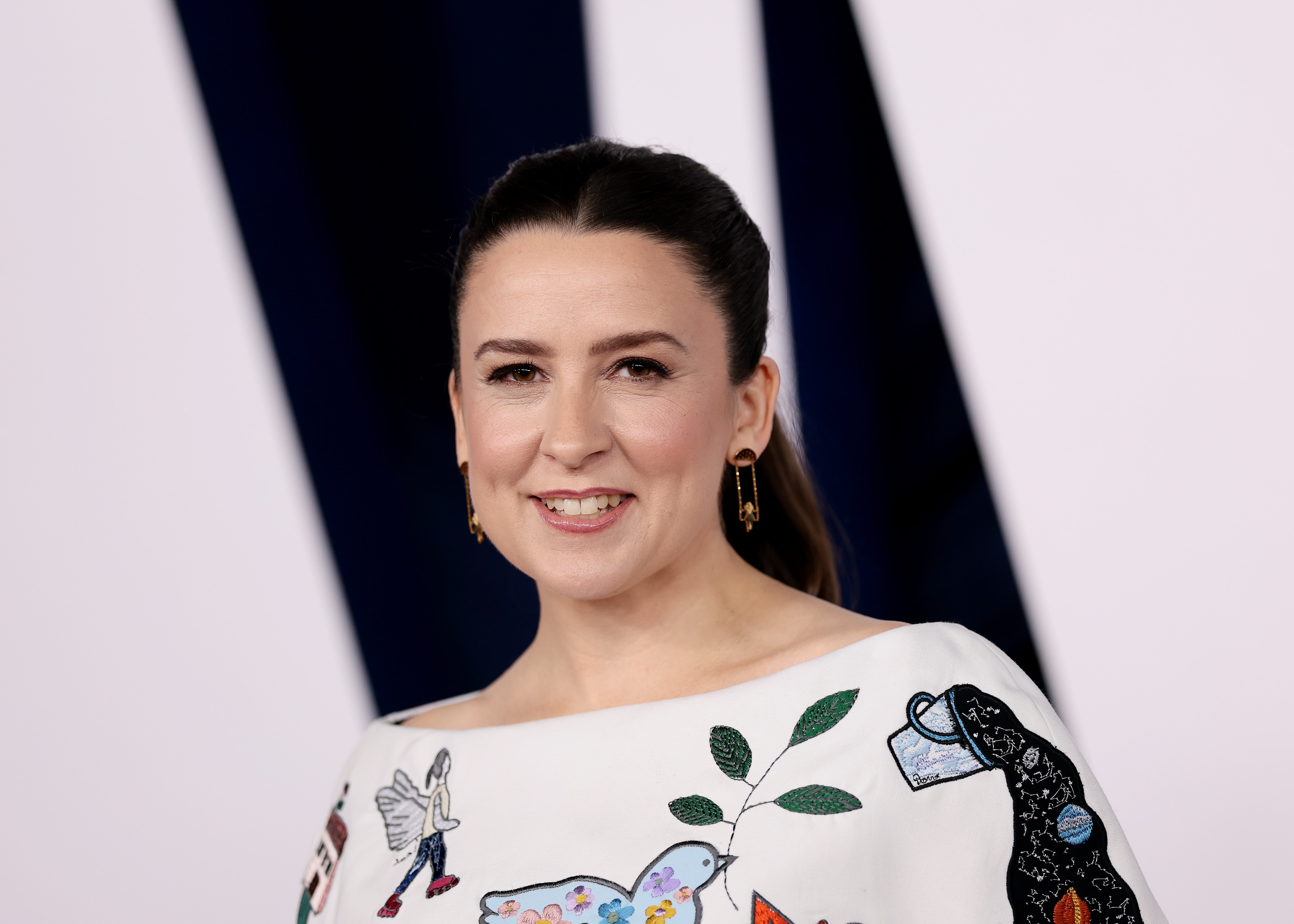 Gospođa Rachel, slikana na dodjeli nagrada Glamour's Women of the Year 2025, tijekom koje je nosila haljinu s crtežima djece iz Gaze izvezenim na tkanini. Grupa StopAntisemitism proglasila je gospođu Rachel kandidatkinjom za 