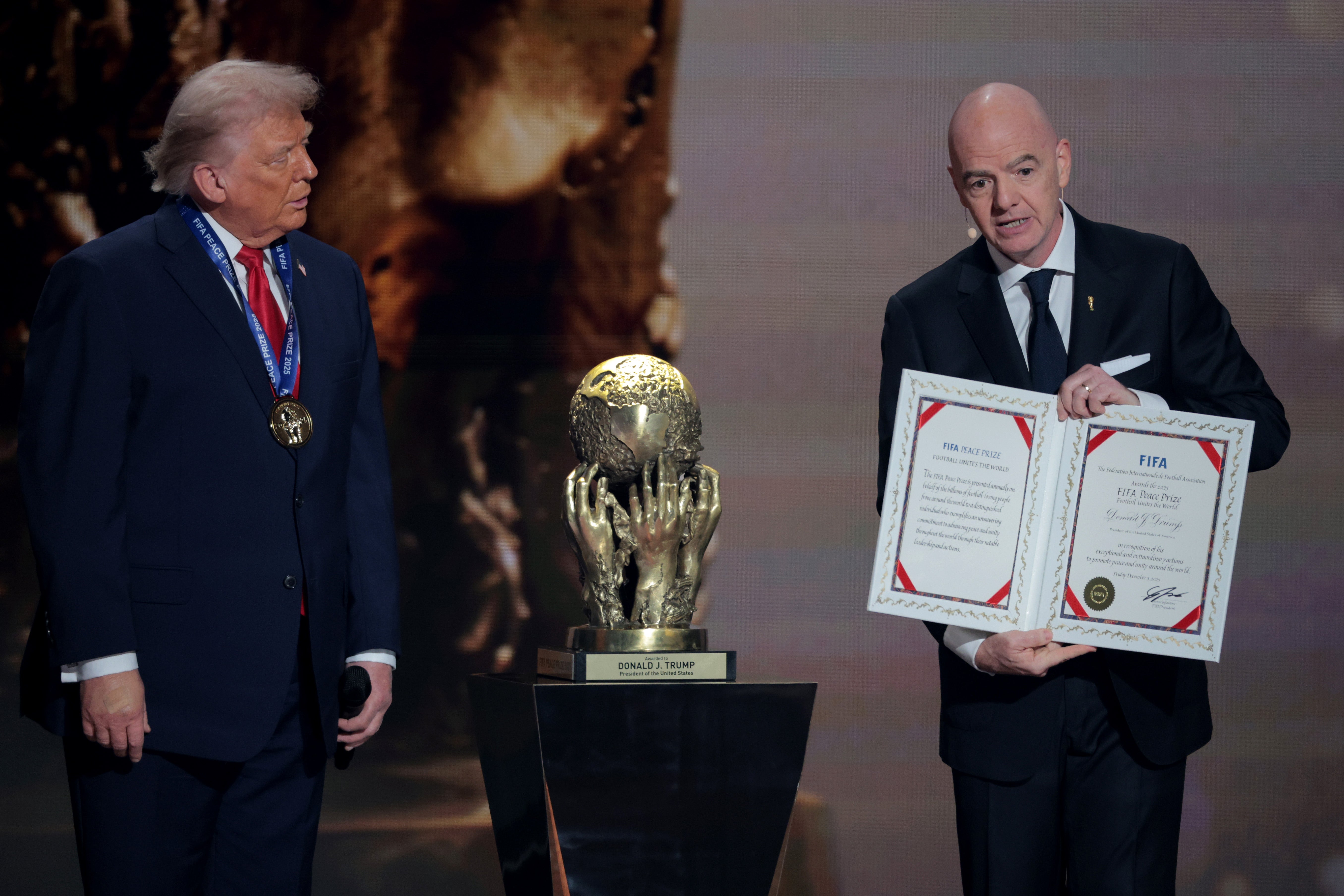 Gianni Infantino, predsjednik FIFA-e, uručuje FIFA-inu nagradu za mir američkom predsjedniku Donaldu Trumpu