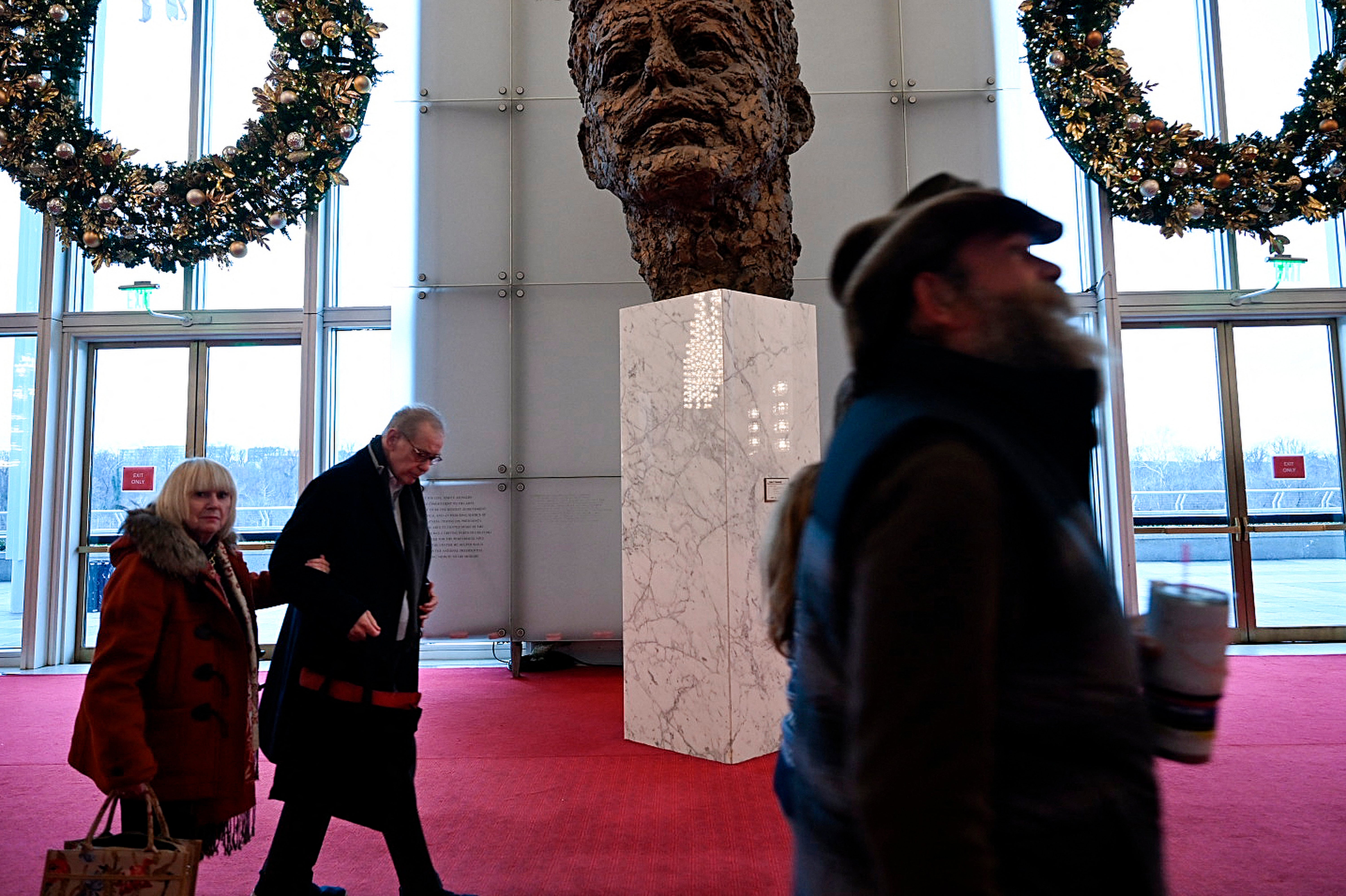 Dana 18. prosinca, odbor je izglasao da se instituciji doda predsjednikovo ime, preimenujući je u 'Memorijalni centar za izvedbene umjetnosti Donalda J. Trumpa i Johna F. Kennedyja'.