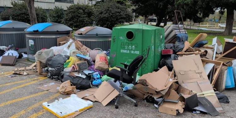 Grad je ovih blagdana otvoreni muzej zapuštenosti, umjesto božićnog ugođaja imamo smeće