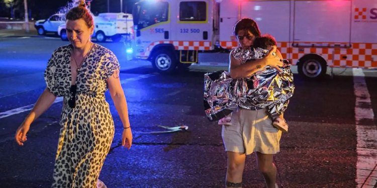 ‘Hero’ slučajni prolaznik uhvatio se u koštac s naoružanim napadačem tijekom pucnjave za Hanuku u Sydneyu