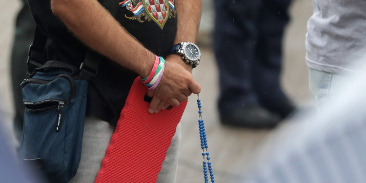 Holjevac: ‘Frustrirana je i maknula bi molitelje, kriv je onaj koji je napadnut, pa je samo jedno rješenje’