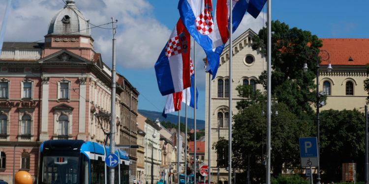 Hrvatima palili zastave, šarali križ, prijetili smrću zbog svadbe pa uništili advent