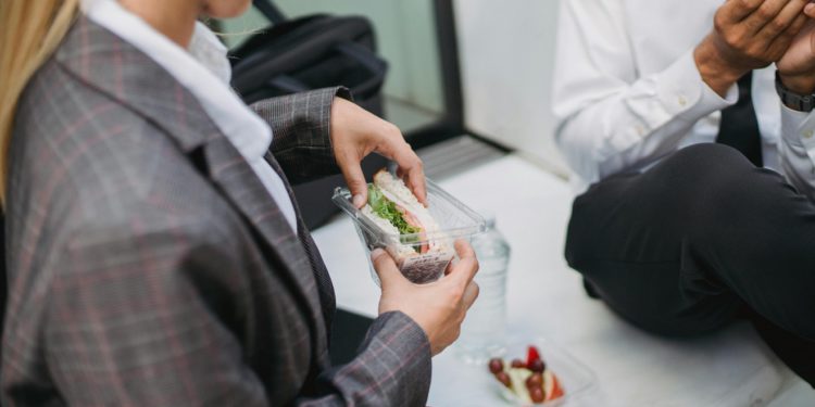 Hrvatu se kolege s posla rugaju onog što svaki dan jede: ‘Gledaj ih u oči dok to radiš’