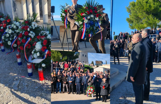 Hvala vam, branitelji: Položeni vijenci i upaljene svijeće kod križa na Srđu (FOTO)