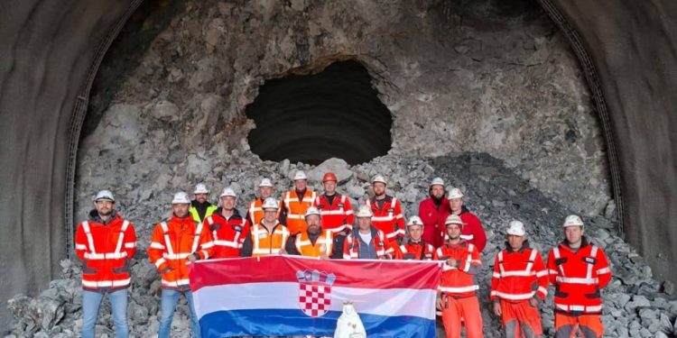 I TO SMO DOČEKALI Probijena lijeva tunelska cijev tunela Gladnjici na brzoj cesti čvor Mravince – čvor TTTS