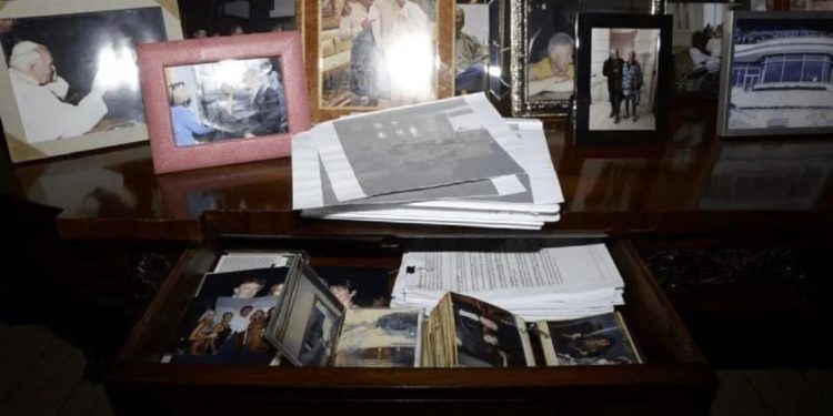 Isplivale sramotne fotografije svjetskih moćnika, nestali neki dokumenti: ‘Možda najveće zataškavanje’