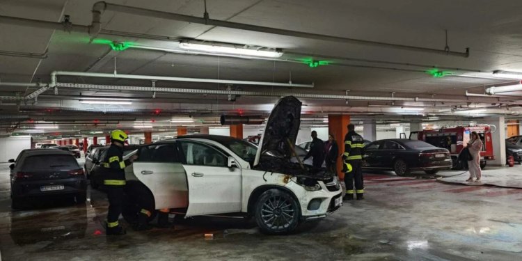 Izbio požar u garaži Supernove, zapalio se automobil! Nakon intervencije vatrogasaca, centar ponovno radi