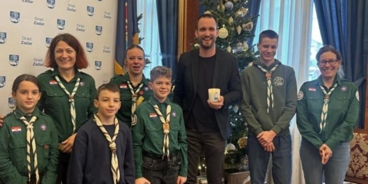 Izviđači gradonačelniku Erliću donijeli Betlehemsko svjetlo mira