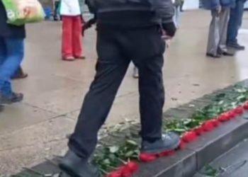 Javio se muškarac koji je gazio ruže na trgu: ‘Malo je iskrene brige’