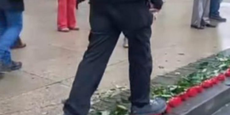 Javio se muškarac koji je gazio ruže na trgu: ‘Malo je iskrene brige’