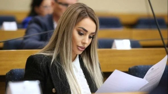 Je li moguće da je zastupnica NSRS-a pravo završila u četiri mjeseca?