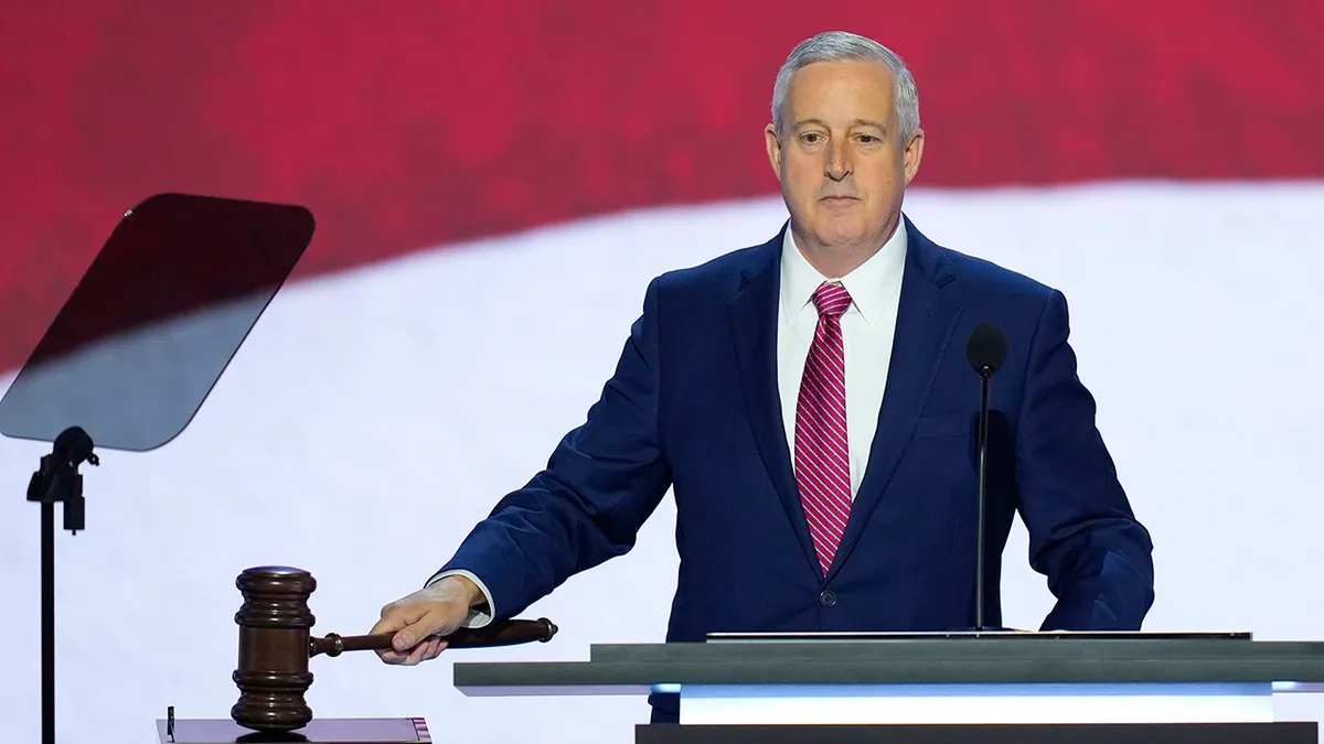 Predsjednik RNC-a Michael Whatley čekića na početku Nacionalne konvencije Republikanske stranke