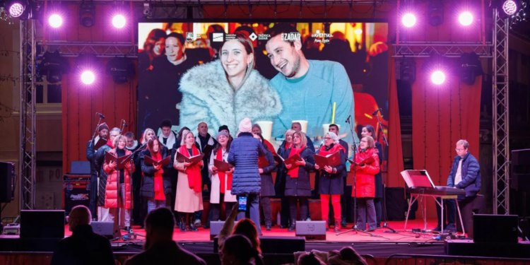 Kad “Zoranić” nastupa na Adventu atmosferu ne može ni kiša pokvariti…