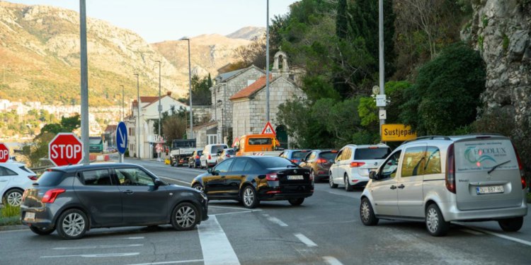 Kolone između Sustjepana i Komolca kao na granici usred ljeta. Tomo Kristović: ‘Problem je s izvođačem, pošli su mu svi kooperanti…’