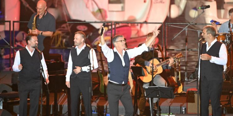 Koncert klape Rišpet s hitovima “Ne more mi bit”, “Bura”, “Zora bila”, “Još ne mogu pristat volit“, “Nasukan“, “Prsti zapleteni“…