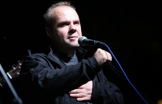 Kontroverzni svećenik predvodi molitvu u Dubrovniku, napadao Harryja Pottera i dijelio lekcije djevojkama zbog odijevanja