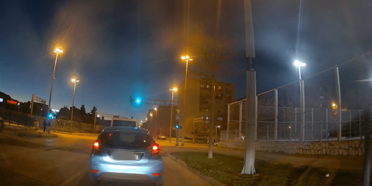 Lopta s igrališta doletjela pred policijsko vozilo, pogledajte kako su naši policajci reagirali