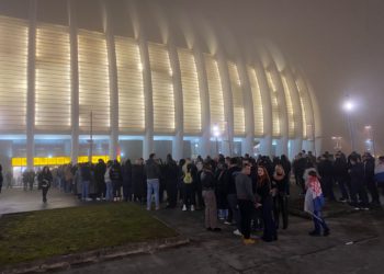 Ludnica oko Arene ne prestaje: Redovi sve dulji, upaljene prve baklje