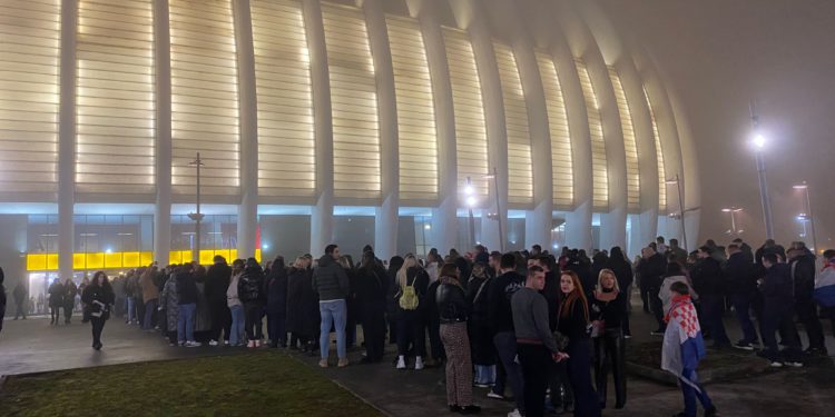 Ludnica oko Arene ne prestaje: Redovi sve dulji, upaljene prve baklje