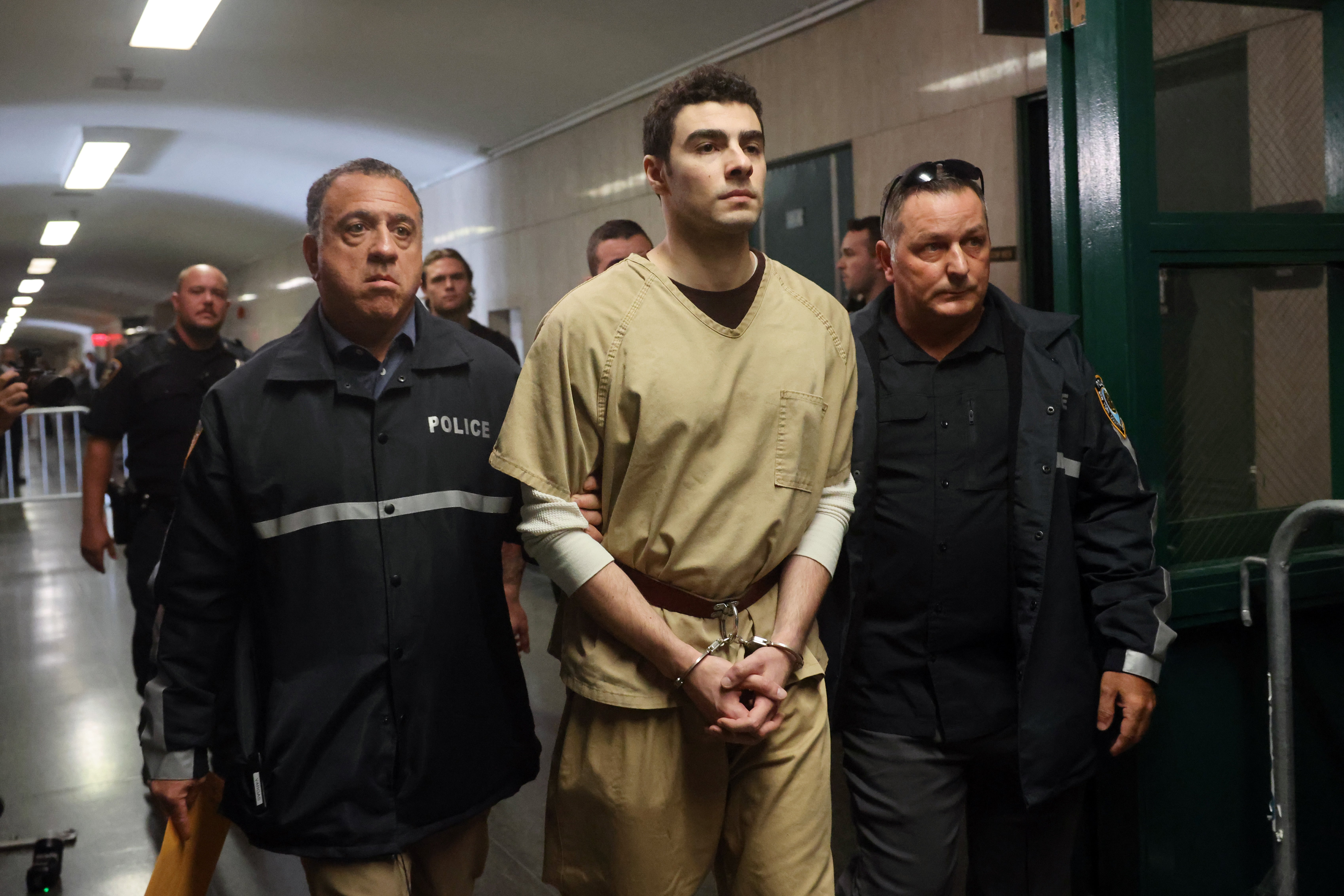 Mangione nastoji zabraniti dokaze izvađene tijekom njegova uhićenja s predstojećeg državnog suđenja za ubojstvo, tvrdeći da su izvorno pribavljeni prije nego što je policija dobila nalog ili mu pročitala njegova prava