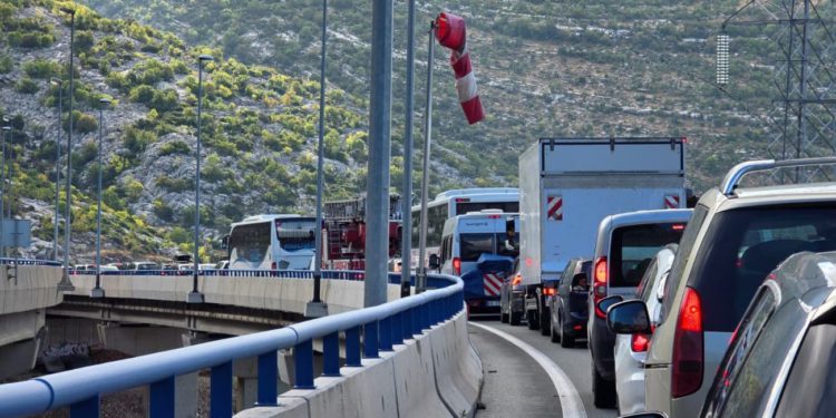 Magla i poledica otežavaju promet, vozilo u kvaru na brzoj cesti Solin – Klis