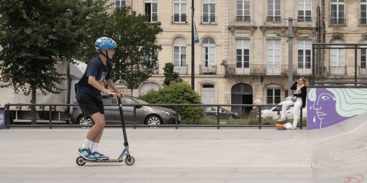 Maloljetna osoba u Velom Lošinju pala s električnog romobila, teško je ozlijeđena