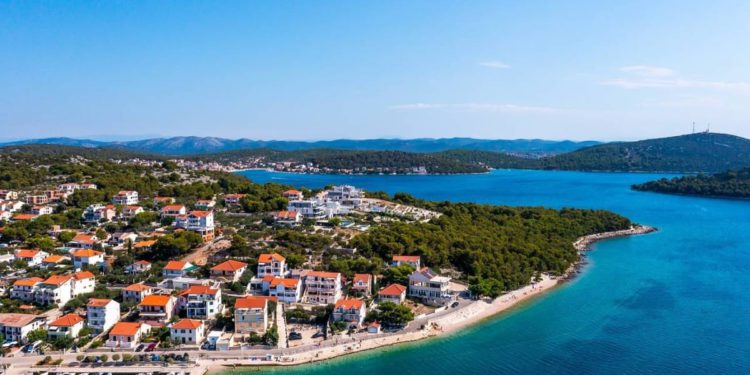 Maloljetnica u Jezerima pljačkala i napala policajku