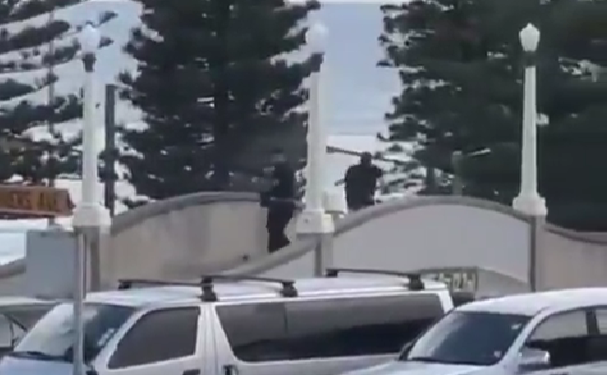 Masakr na poznatoj plaži: Dvojica maskiranih muškaraca pobila najmanje 10 ljudi