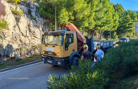 Mehanizacija na terenu: Krenuli radovi zaštite od odrona na magistrali (FOTO)