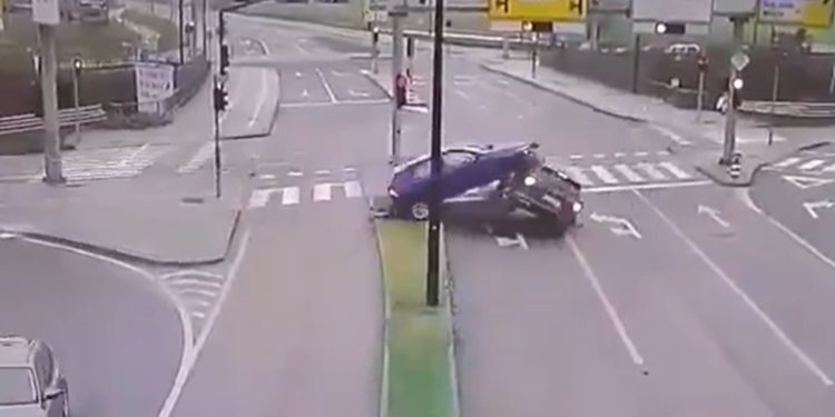 Mladić bježao policiji pa se zabio u drugi auto, no to je bio tek početak kaosa