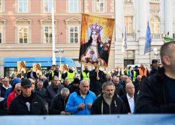 Molitelji se okupili na glavnom zagrebačkom trgu: Aktivistica pred njih stavlja ruže