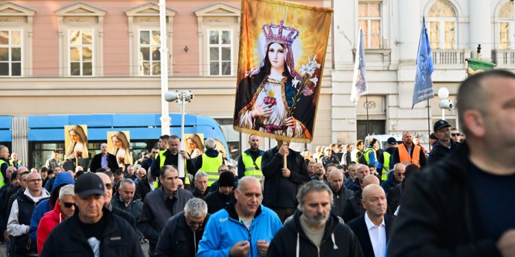 Molitelji se okupili na glavnom zagrebačkom trgu: Aktivistica pred njih stavlja ruže