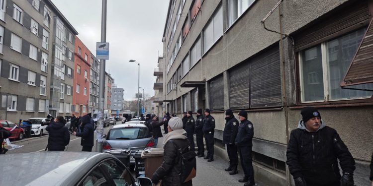 More policije ispred zgrade gradonačelnika Tomaševića: ‘Stanari gledaju u čuđenju, zatvorena je ulica’