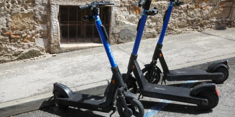 Na Puntamici dvojica nepoznatih počinitelja na drzak način otuđili električni romobil kojeg koristi maloljetnica