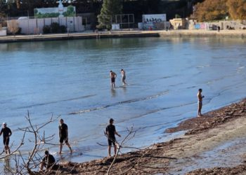 Na jugu i zime su od zlata: Sunce napunilo Bačvice, najhrabriji su se i bućnili