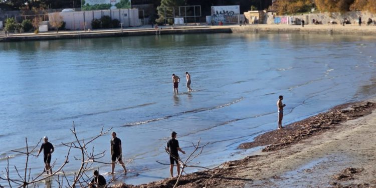 Na jugu i zime su od zlata: Sunce napunilo Bačvice, najhrabriji su se i bućnili